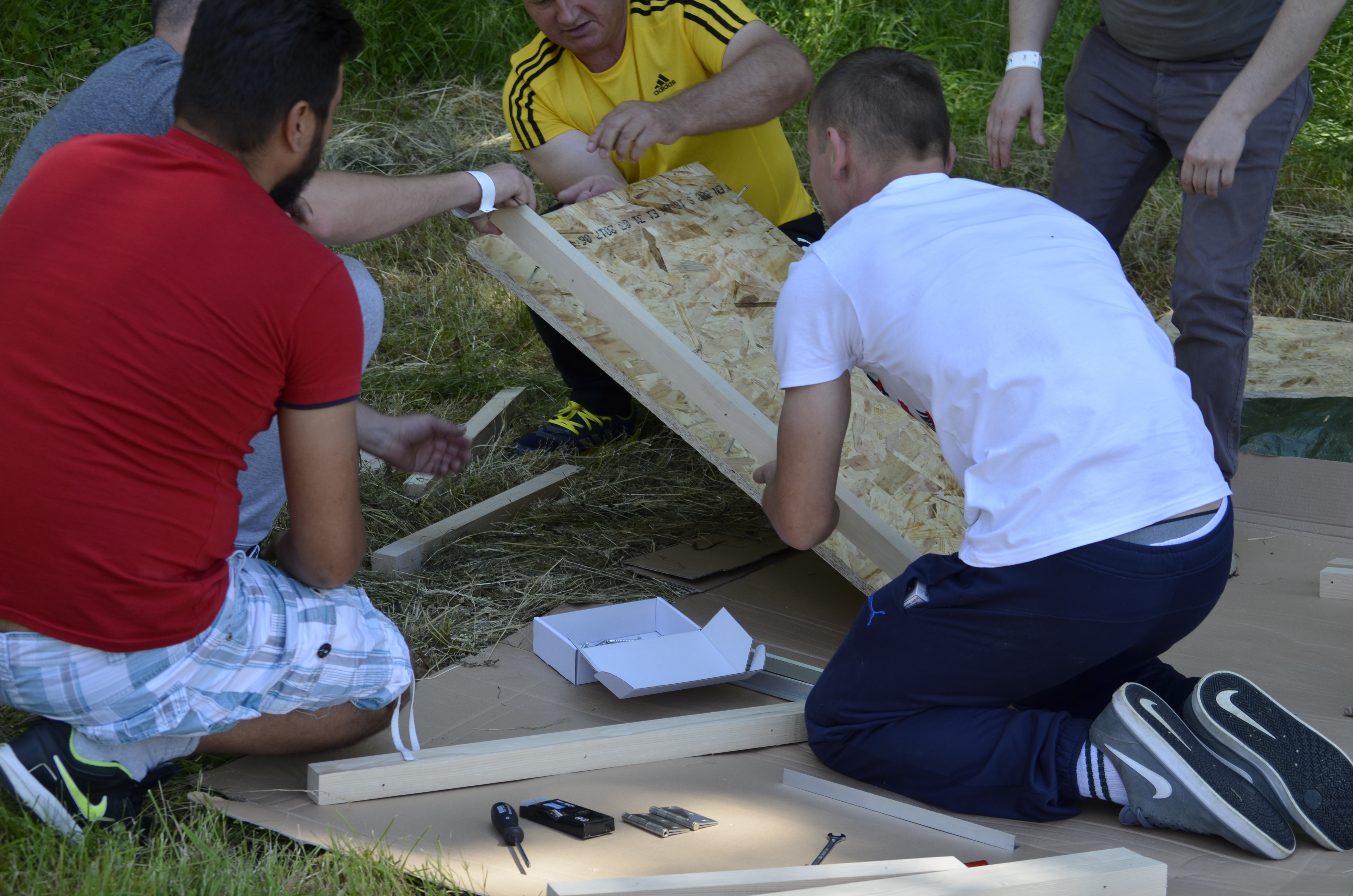 humanitarni team building izrada kućice za pse